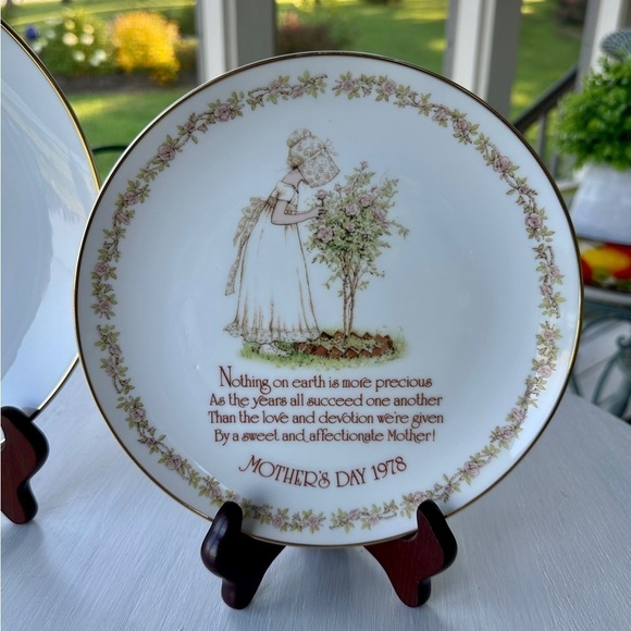SET/2 HOLLY HOBBIE, MOTHER’S DAY PLATES. 1975 & 1978 COMMEMORATIVE EDITIONS. - Picture 7 of 8